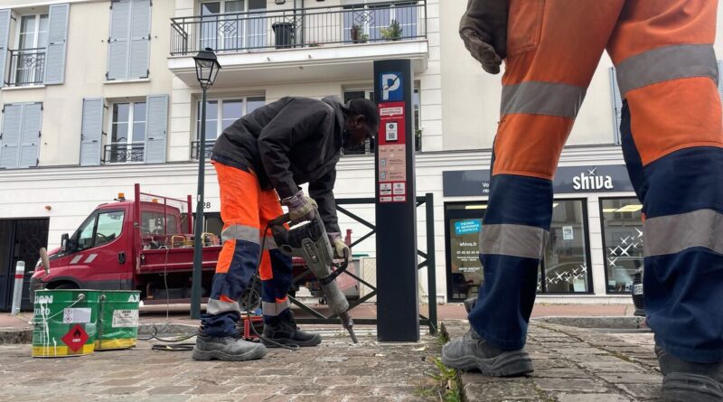 « On ne veut pas faire supporter un coût supplémentaire aux habitants » : aux Clayes, la fin du stationnement payant