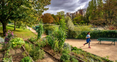 Une femme en train de courir au parc Sainte Périne