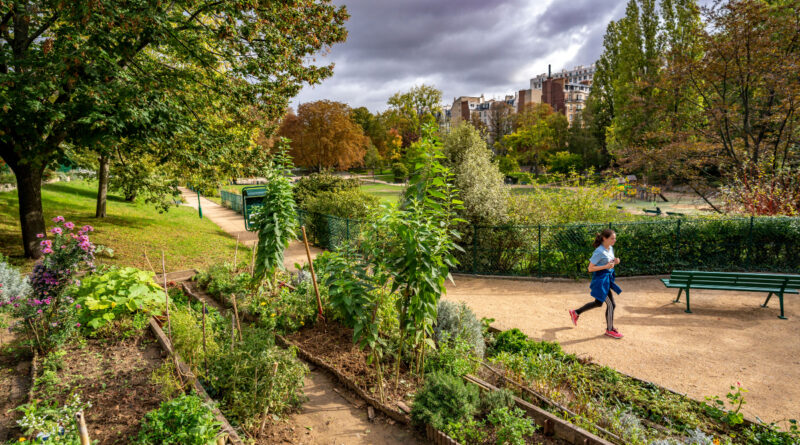 Une femme en train de courir au parc Sainte Périne