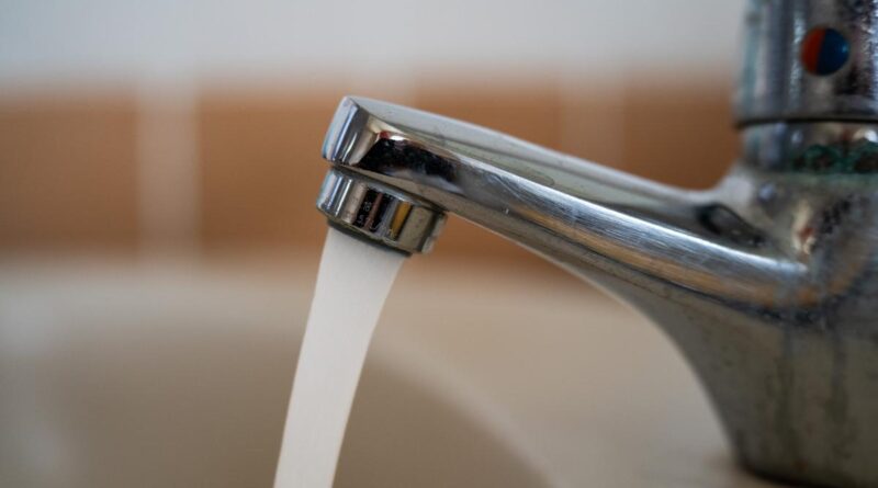 PFAS : la France vise une diminution de 70 % des rejets industriels dans l’eau en trois ans, d’ici fin février 2028