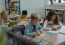 Parentalité : pourquoi mon enfant oublie-t-il tout le temps ses affaires, et comment l’aider ?