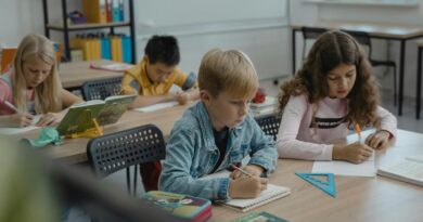 Parentalité : pourquoi mon enfant oublie-t-il tout le temps ses affaires, et comment l’aider ?