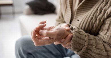 Parkinson : un virus longtemps jugé inoffensif apparaît soudain dans le cerveau des malades