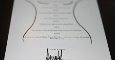 « Pas ma signature » : Trump dément être l’auteur d’une lettre salace adressée à Epstein