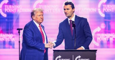 Qui est Charlie Kirk, polémiste d'extrême droite pro-Trump tué par balle en pleine réunion publique aux États-Unis ?