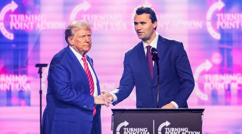 Qui est Charlie Kirk, polémiste d'extrême droite pro-Trump tué par balle en pleine réunion publique aux États-Unis ?