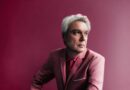 Qui est David Byrne, l’ex-leader des Talking Heads de retour avec un nouvel album solo ?