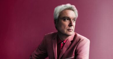 Qui est David Byrne, l’ex-leader des Talking Heads de retour avec un nouvel album solo ?