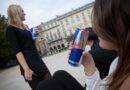 Jeunes buvant une canette de Red Bull, boisson énergisante.