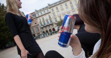 Jeunes buvant une canette de Red Bull, boisson énergisante. 