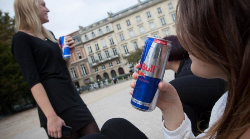 Jeunes buvant une canette de Red Bull, boisson énergisante.