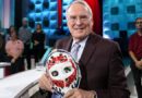 Ken Dryden présente son masque de gardien de but sur le plateau de Tout le monde en parle.