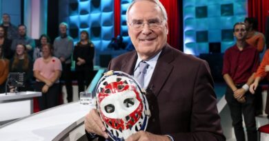 Ken Dryden présente son masque de gardien de but sur le plateau de Tout le monde en parle.