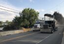 Deux tracteurs de camion en pleine course d'accélération dans la rue d'un village.