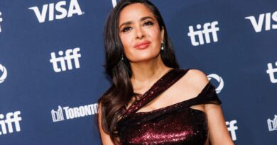 Salma Hayek célèbre son 59e anniversaire dans un bikini rouge dévoilant sa silhouette athlétique