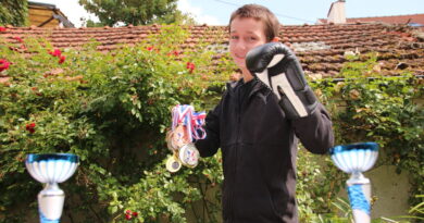 Seine-et-Marne : en seulement deux ans de pratique, ce boxeur de 10 ans épate son club avec ses médailles