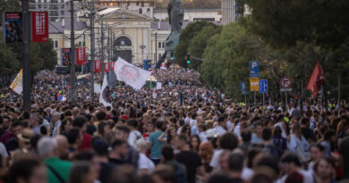 Serbie: des milliers de personnes manifestent à Belgrade pour demander des élections