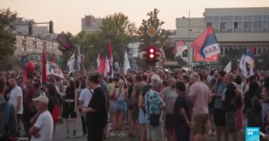 Serbie : nouvelle manifestation pour des élections anticipées dispersée au gaz lacrymogènes
