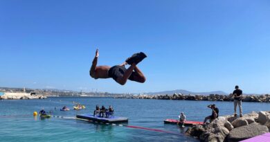"Si tu sais pas faire la lune, t'es pas un vrai Marseillais" : 30 ados font un concours de saut à l'Estaque
