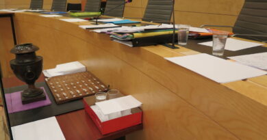 Sous l’empire de stupéfiants, il avait poignardé ses amis : l’accusé considéré comme irresponsable pénalement ?