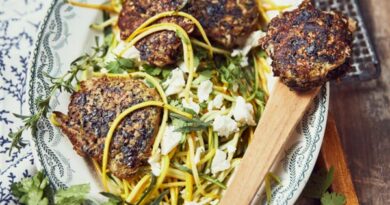 Steak d’aubergine et salade de courgettes, miel et feta