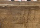 Stèles romaines dans la salle des pas perdus du tribunal, les usagers collent des chewing-gums sur ces monuments de 2000 ans