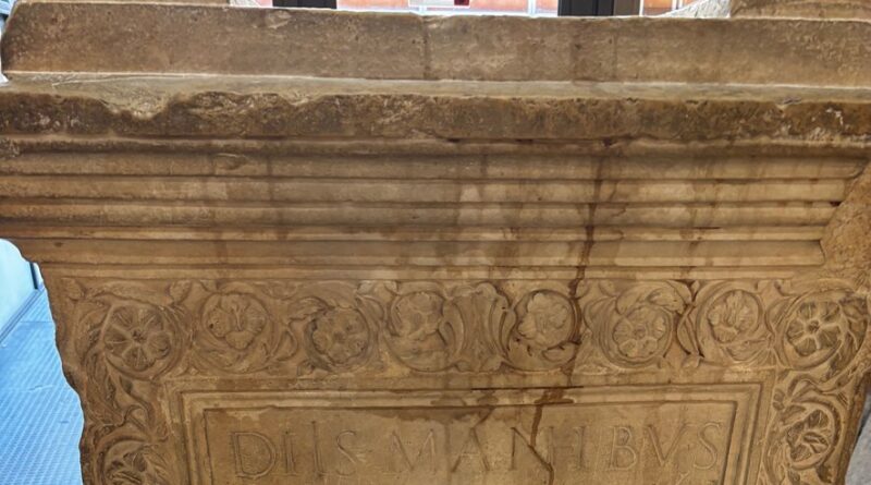 Stèles romaines dans la salle des pas perdus du tribunal, les usagers collent des chewing-gums sur ces monuments de 2000 ans