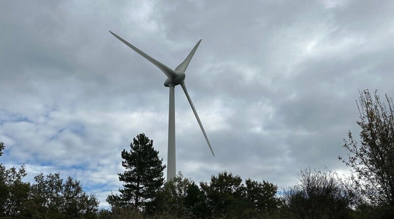 Sud-Drôme : trois éoliennes dégradées par le feu toujours hors service - ici