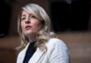 Mélanie Joly prend la parole lors d'une conférence de presse.