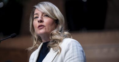 Mélanie Joly prend la parole lors d'une conférence de presse.