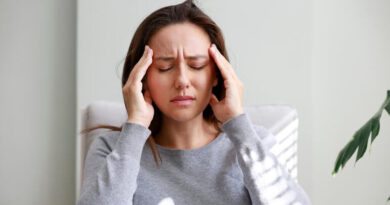 La migraine débute avant l’âge de 40 ans dans 90 % des cas et touche trois femmes pour un homme.