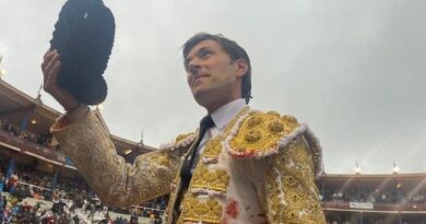 Triomphe du torero français Juan Leal lors de la clôture de la Feria de l'Atlantique à Bayonne - ici