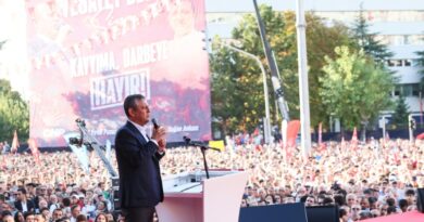 Turquie : avant une audience cruciale pour le CHP, des dizaines de milliers de personnes défilent à Ankara