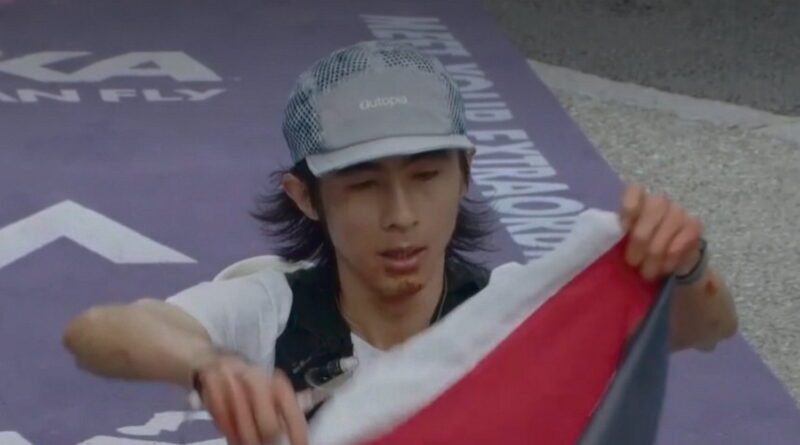 UTMB 2025 : le coureur chinois Yu Biao franchit la ligne d’arrivée en brandissant un drapeau palestinien pour dénoncer le silence face au génocide à Gaza - L'Humanité