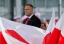 Le nouveau président polonais Karol Nawrocki lors d'une cérémonie officielle de prise de commandement des forces armées sur la tombe du soldat inconnu sur la place Pilsudski à Varsovie le 6 août 2025, après avoir prêté serment au parlement polonais