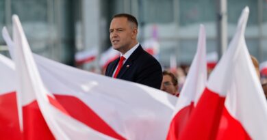 Le nouveau président polonais Karol Nawrocki lors d'une cérémonie officielle de prise de commandement des forces armées sur la tombe du soldat inconnu sur la place Pilsudski à Varsovie le 6 août 2025, après avoir prêté serment au parlement polonais