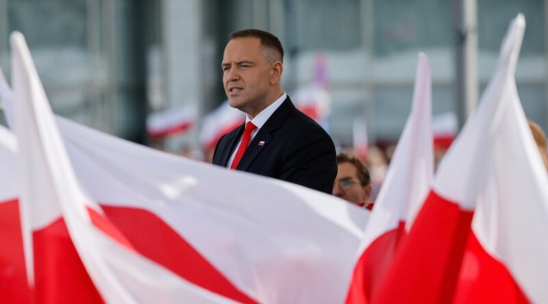 Le nouveau président polonais Karol Nawrocki lors d'une cérémonie officielle de prise de commandement des forces armées sur la tombe du soldat inconnu sur la place Pilsudski à Varsovie le 6 août 2025, après avoir prêté serment au parlement polonais