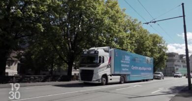 Un camion piscine accueille les élèves vaudois pour des cours de natation