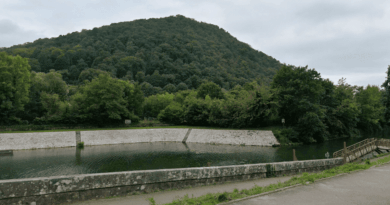 Un corps flottait dans le Doubs : des promeneurs font une découverte macabre à Besançon