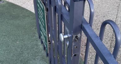 Un enfant de 3 ans se fait écraser la main par le portail d’une aire de jeu à Vitrolles, son père attend des explications