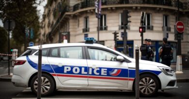 Un homme attaqué à l'arme blanche à Paris, un quartier quadrillé par les policiers