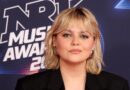 "Une bombe atomique", "Super sexy" : Louane fait grimper la température en corset résille et mini short et affole ses fans