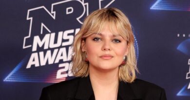 "Une bombe atomique", "Super sexy" : Louane fait grimper la température en corset résille et mini short et affole ses fans