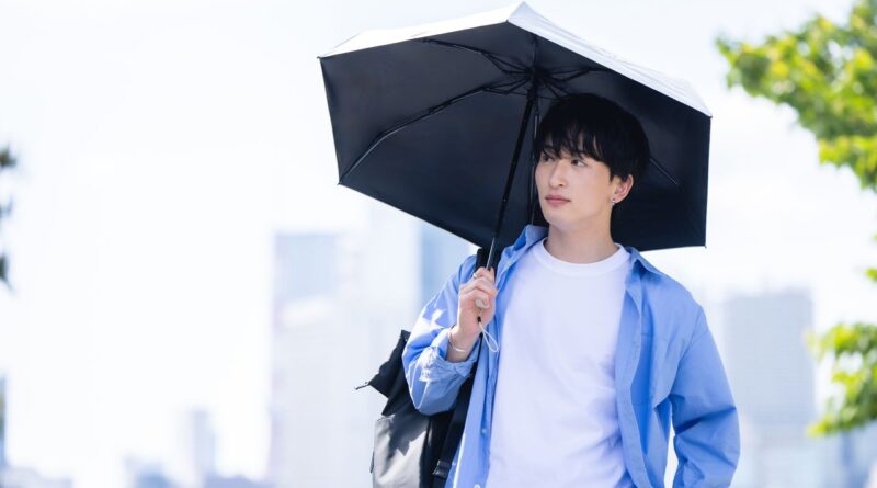 Une première ombrelle cet été pour de nombreux hommes japonais