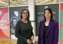 Deux femmes posent pour la caméra.
