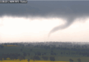 Une scène spectaculaire dans le ciel : les images impressionnantes d’une tornade capturée par des caméras de vidéosurveillance