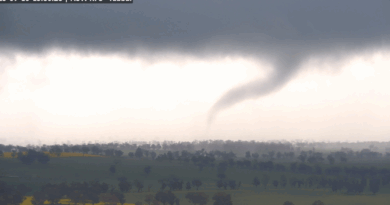 Une scène spectaculaire dans le ciel : les images impressionnantes d’une tornade capturée par des caméras de vidéosurveillance