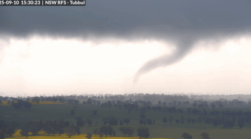 Une scène spectaculaire dans le ciel : les images impressionnantes d’une tornade capturée par des caméras de vidéosurveillance