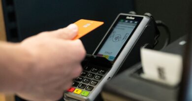 VRAI OU FAUX. Mouvement "Bloquons tout" : une "grève de la carte bleue" priverait-elle les banques de milliards d'euros ?
