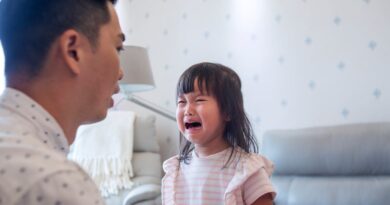 Voici 3 façons de réagir aux crises qui surviennent en rentrant de l’école selon une psy